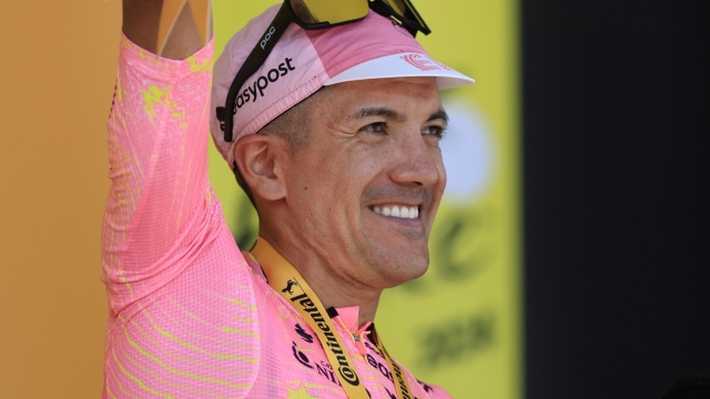 epa11483833 Ecuadorian rider Richard Carapaz of EF Education - EasyPost celebrates on the podium after winning the 17th stage of the 2024 Tour de France cycling race over 177km from Saint-Paul-Trois-Chateaux to Superdevoluy, France, 17 July 2024.  EPA/GUILLAUME HORCAJUELO