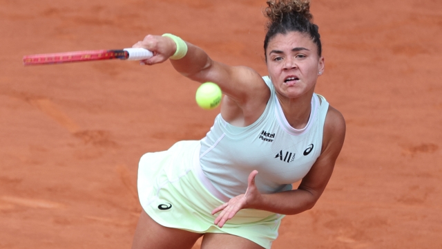 Italy's Jasmine Paolini serves to Poland's Iga Swiatek during their women's singles final match on Court Philippe-Chatrier on day fourteen of the French Open tennis tournament at the Roland Garros Complex in Paris on June 8, 2024. (Photo by ALAIN JOCARD / AFP)
