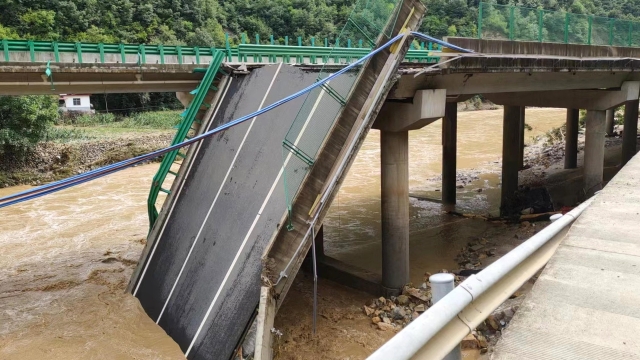epa11488798 The site of a bridge collapse in Zhashui County in Shangluo City, northwest China's Shaanxi Province, 20 July 2024. Eleven people were confirmed dead as of 20 July morning following the partial collapse of a highway bridge in northwest China's Shaanxi Province, local authorities said. The bridge, located in Zhashui County in Shangluo City, collapsed at approximately 8:40 p.m. on 19 July, due to a sudden downpour and flash floods, according to the provincial publicity department. By 10 a.m. on 20 July, rescue teams had recovered five vehicles that had fallen into the river. Rescue operations are underway.  EPA/XINHUA / LIU XIAO CHINA OUT / UK AND IRELAND OUT  /       MANDATORY CREDIT EDITORIAL USE ONLY