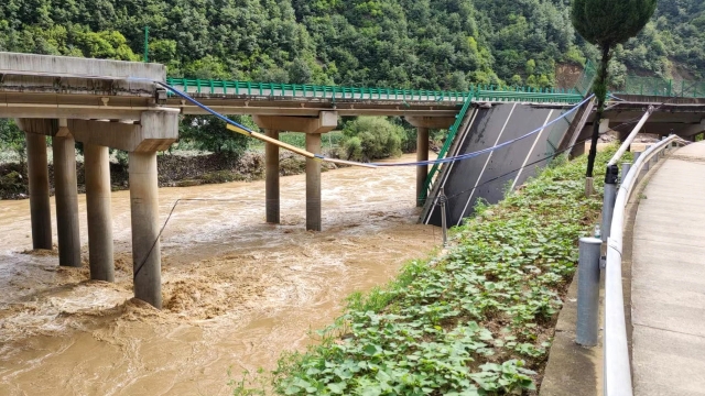 epa11488799 The site of a bridge collapse in Zhashui County in Shangluo City, northwest China's Shaanxi Province, 20 July 2024. Eleven people were confirmed dead as of 20 July morning following the partial collapse of a highway bridge in northwest China's Shaanxi Province, local authorities said. The bridge, located in Zhashui County in Shangluo City, collapsed at approximately 8:40 p.m. on 19 July, due to a sudden downpour and flash floods, according to the provincial publicity department. By 10 a.m. on 20 July, rescue teams had recovered five vehicles that had fallen into the river. Rescue operations are underway.  EPA/XINHUA / LIU XIAO CHINA OUT / UK AND IRELAND OUT  /       MANDATORY CREDIT EDITORIAL USE ONLY