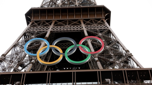 epa11496579 The Olympics Rings are displayed on the Eiffel Tower ahead of the opening ceremony of the Paris 2024 Olympic Games, in Paris, France, 25 July 2024. The opening ceremony of the Paris 2024 Olympic Games will begin on 26 July with a nautical parade on the Seine river and end on the protocol stage in front of the Eiffel Tower.  EPA/ALI HAIDER