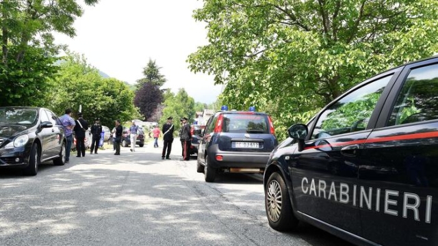 Forze dell'ordine sul luogo dove un auto da Rally uscendo di strada ha travolto un bambino di sei anni, Torino, 27 maggio 2017. Il bambino è morto, i genitori feriti, mentre il fratellino di tre anni è rimasto miracolosamente illeso. ANSA/ALESSANDRO DI MARCO