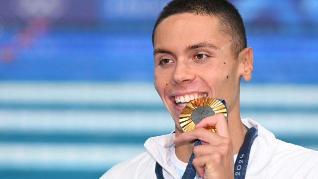 Romania's David Popovici poses with his medal after podium of the men's 200m freestyle swimming event during the Paris 2024 Olympic Games at the Paris La Defense Arena in Nanterre, west of Paris, on July 29, 2024. (Photo by Jonathan NACKSTRAND / AFP)