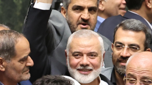 epaselect epa11510675 Hamas political leader Ismail Haniyeh (C) flashes victory sign as surrounded by Iranian lawmakers at the Iranian parliament in Tehran, Iran, 30 July 2024 (issued 31 July 2024). According to an Iranian Revolutionary Guard Corps (IRGC) statement on 31 July 2024, Haniyeh and one of his bodyguards were targeted and killed in Tehran on 31 July 2024.  EPA/ABEDIN TAHERKENAREH