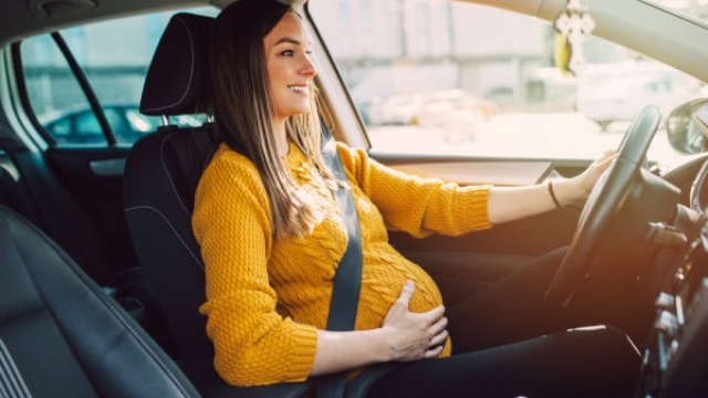 Guida sicura in gravidanza: consigli pratici per le future mamme