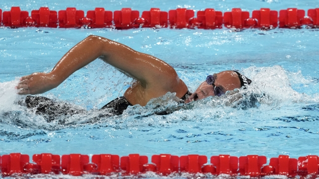 Simona Quadarella, of Italy, competes during a heat in the women's 1500-meter freestyle at the 2024 Summer Olympics, Tuesday, July 30, 2024, in Nanterre, France. (AP Photo/Bernat Armangue)