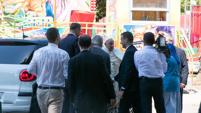 Papa Francesco a Ostia per incontrare i lavoratori del Summer Park Festival, tra lo stupore di tutti, Roma, 31 luglio 2024. /// Pope Francis makes a surprise visit to the Ostia Summer Park, a new festival near Rome, Italy, 31 July 2024. The pontiff said he visited the event to meet with the park's workers. The festival, which is free, was set up in Ostia's Piazza della Stazione Vecchia. ANSA/EMANUELE VALERI