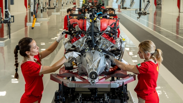 "Abbiamo investito 200 milioni di euro nell'e-building a Maranello". Lo ha detto l'amministratore delegato della Ferrari, Benedetto Vigna, all'inaugurazione del nuovo impianto produttivo. "I fondi li avevamo, non abbiamo usato i proventi del bond da 500 milioni lanciato di recente", aggiunge il direttore finanziario Antonio Picca Piccon. Nell'e-building saranno prodotte dal prossimo anno la Purosangue e la Sf90 Stradale, dal 2026 la prima auto elettrica che verrà presentata a fine 2025. "Non vogliamo aumentare la capacità produttiva, ma avere più flessibilità per fare personalizzazioni per i clienti", ha spiegato Vigna, Maranello (MO) 21 giugno 2024 ANSA / Ferrari Press Office