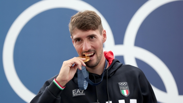 epa11516272 Giovanni de Gennaro of Italy poses with his gold medal after winning the final of the Men Kayak Single competition in the Paris 2024 Olympic Games at the Vaires-sur-Marne Nautical Stadium, in Vaires-sur-Marne, France, 01 August 2024.  EPA/ALI HAIDER