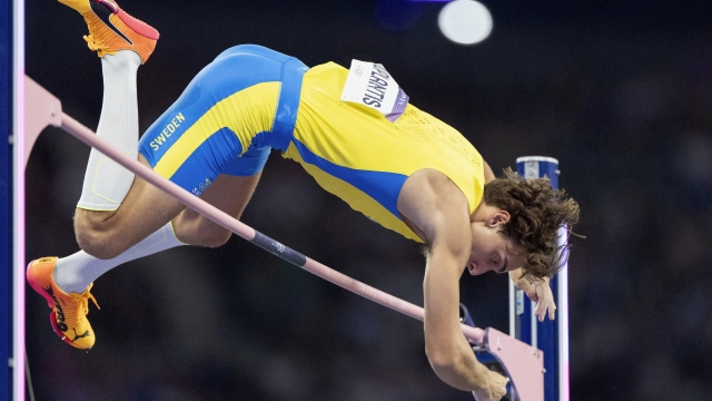Armand Duplantis, of Sweden, clears the bar to set a new Olympic record in the men's pole vault final at the 2024 Summer Olympics, Monday, Aug. 5, 2024, in Saint-Denis, France. (AP Photo/David Goldman) 


Associated Press / LaPresse
Only italy and Spain