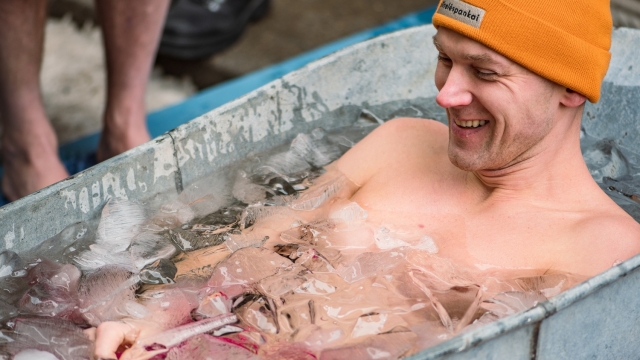 Bagno nel ghiaccio: fa bene? Ecco a cosa serve e perché piace agli sportivi