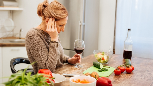 L'emicrania si previene anche a tavola: ecco cosa mangiare, cosa evitare e quanto bere