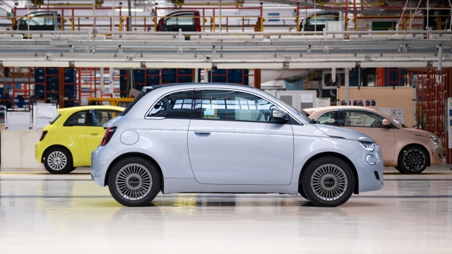 Stellantis anticipa i tempi per la nuova Fiat 500 ibrida che sarà prodotta presso lo storico stabilimento di Mirafiori: il debutto è previsto tra fine 2025 e inizio del 2026. Il modello ibrido affiancherà la Fiat 500e, anch'essa progettata, ingegnerizzata, e disegnata a Mirafiori, Torino, 6 giugno 2024 ANSA/ ufficio stampa Fiat ANSA PROVIDES ACCESS TO THIS HANDOUT PHOTO TO BE USED SOLELY TO ILLUSTRATE NEWS REPORTING OR COMMENTARY ON THE FACTS OR EVENTS DEPICTED IN THIS IMAGE; NO ARCHIVING; NO LICENSING NPK