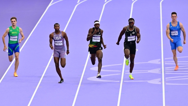 Brazil's Renan Correa, US' Erriyon Knighton, Zimbabwe's Tapiwanashe Makarawu, Liberia's Joseph Fahnbulleh and Italy's Filippo Tortu compete in the men's 200m semi-final of the athletics event at the Paris 2024 Olympic Games at Stade de France in Saint-Denis, north of Paris, on August 7, 2024. (Photo by Martin  BERNETTI / AFP)