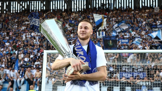 BERGAMO, ITALY - MAY 26: Teun Koopmeiners of Atalanta BC poses for a photograph with the UEFA Europa League trophy after the Serie A TIM match between Atalanta BC and Torino FC at Gewiss Stadium on May 26, 2024 in Bergamo, Italy. (Photo by Marco Luzzani/Getty Images)