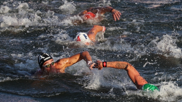 epa11538587 Kristof Rasovszky of Hungary (front R) and Gregorio Paltrinieri of Italy (front L) compete during the Men's 10km Marathon Swimming final of the Marathon Swimming competitions in the Paris 2024 Olympic Games, at the Pont Alexadre III in Paris, France, 09 August 2024.  EPA/DANIEL IRUNGU