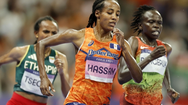 epa11541093 Sifan Hassan of the Netherlands competes in the Women 10000m final of the Athletics competitions in the Paris 2024 Olympic Games, at the Stade de France stadium in Saint Denis, France, 09 August 2024.  EPA/FRANCK ROBICHON