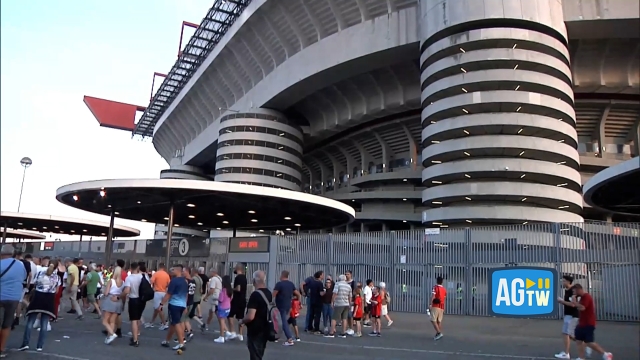 Cresce l'attesa per la nuova stagione del campionato di calcio di Serie A. Questa sera allo Stadio San Siro si disputa il Trofeo Silvio Berlusconi, che vede di fronte la storica compagine del Cav, il Milan, e l'ultima squadra di cui è stato proprietario, il Monza. Migliaia di tifosi sono accorsi per sostenere i propri beniamini, nell'ultimo test prima dell'inizio della stagione.