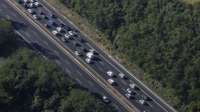 Un elicottero della Polizia del reparto volo di Pratica di Mare nel corso di un volo di pattugliamento per controllare il traffico sulla A1 Roma sud durante un weekend di esodo estivo, Roma, 10 Agosto 2024. ANSA/GIUSEPPE LAMI