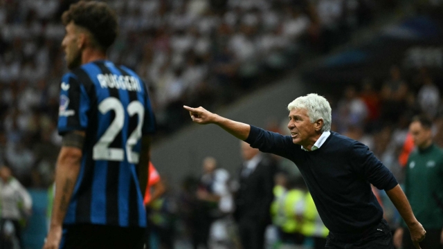 Atalanta's Italian head coach Gian Piero Gasperini gestures during the UEFA Super Cup football match between Real Madrid and Atalanta BC in Warsaw, on August 14, 2024. (Photo by Sergei GAPON / AFP)