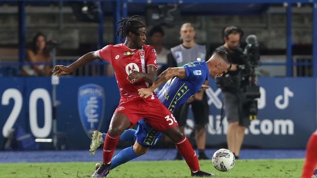 Monza's midfielder Warren Bondo (L)  against Empoli's midfielder Liam Henderson (R) during the Serie A soccer match Empoli FC vs AC Monza at Carlo Castellani stadium in Empoli, Italy, 17 August 2024 ANSA/CLAUDIO GIOVANNINI