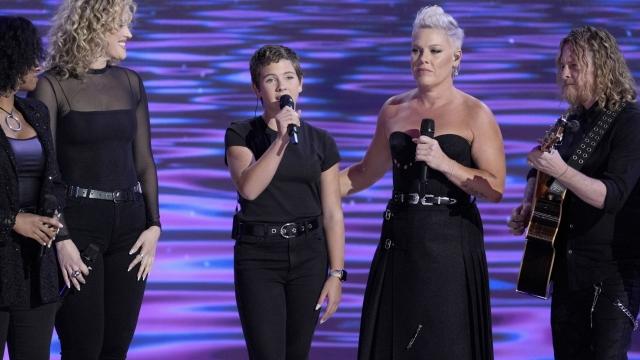 Pink, second right, and her daughter Willow Sage Hart, third left, perform during the Democratic National Convention Thursday, Aug. 22, 2024, in Chicago. (AP Photo/J. Scott Applewhite)    Associated Press / LaPresse Only italy and Spain