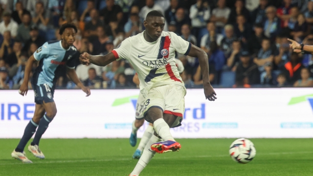 epa11552228 Kolo Muani of PSG shoots a penalty during the French Ligue 1 soccer match between Le Havre and Paris Saint Germain, in Le Havre, France, 16 August 2024.  EPA/MOHAMMED BADRA