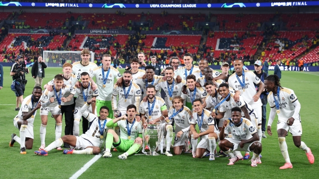 epa11384925 Players of Real Madrid celebrate with the trophy after winning the UEFA Champions League final match of Borussia Dortmund against Real Madrid, in London, Britain, 01 June 2024. Real Madrid wins their 15th UEFA Champions League.  EPA/ADAM VAUGHAN