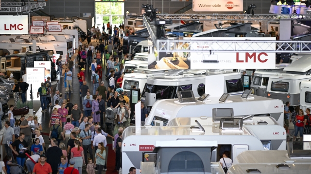 Beim CARAVAN SALON in Düsseldorf ist dieses Caravaningerlebnis, ganz besonders intensiv spürbar - vom Fahrzeug bis zum Traumziel. Der CARAVAN SALON ist das Highlight und der Community-Treffpunkt für alle Freunde des mobilen Reisens und lädt für zehn Tage zum Branchenfest nach Düsseldorf ein. Vom 25. August bis zum 3. September 2023 (Preview Day am 25. August) können sich Caravaningfans aus aller Welt auf eine riesige Produktvielfalt rund um Freizeitfahrzeuge sowie Zubehör und das passende touristische Angebot freuen. Über 750 Aussteller präsentieren in 16 Hallen und dem Freigelände die gesamte Vielfalt aus der Welt des Caravanings. Neben Reisemobilen, Caravans und Campervans gehören Fahrzeugtechnik, Komponenten und Ausbauteile, Zelte, Mobilheime, Caravaning- und Campingzubehör & Equipment, Outdoorbekleidung und -ausrüstung, Tourismus-Destinationen sowie Naturregionen, Camping- und Stellplatzangebote zum Angebot.
Beim CARAVAN SALON in Düsseldorf ist dieses Caravaningerlebnis, ganz besonders intensiv spürbar - vom Fahrzeug bis zum Traumziel. Der CARAVAN SALON ist das Highlight und der Community-Treffpunkt für alle Freunde des mobilen Reisens und lädt für zehn Tage zum Branchenfest nach Düsseldorf ein. Vom 25. August bis zum 3. September 2023 (Preview Day am 25. August) können sich Caravaningfans aus aller Welt auf eine riesige Produktvielfalt rund um Freizeitfahrzeuge sowie Zubehör und das passende touristische Angebot freuen. Über 750 Aussteller präsentieren in 16 Hallen und dem Freigelände die gesamte Vielfalt aus der Welt des Caravanings. Neben Reisemobilen, Caravans und Campervans gehören Fahrzeugtechnik, Komponenten und Ausbauteile, Zelte, Mobilheime, Caravaning- und Campingzubehör & Equipment, Outdoorbekleidung und -ausrüstung, Tourismus-Destinationen sowie Naturregionen, Camping- und Stellplatzangebote zum Angebot.