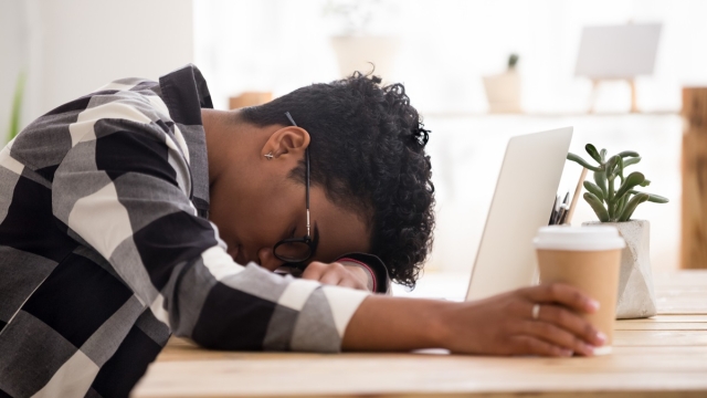 Dorimire solo sei ore a notte cosa provoca