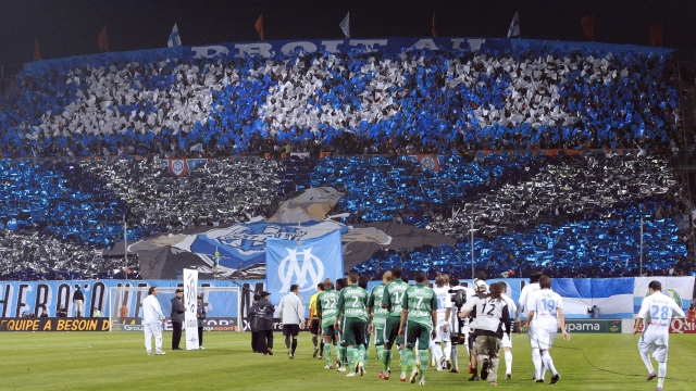 Marseille and Saint-Etienne teams arrive on the field prior to their French L1 football match Olympique de Marseille (OM) vs. Saint-Etienne, on April 25, 2010 at the Velodrome stadium in Marseille, southern France.  AFP PHOTO GERARD JULIEN