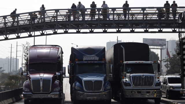 Truck drivers block the streets of the city and the country as part of the protest the against the Colombian government by the rise in fuel prices ACPM in Bogota on September 4, 2024. (Photo by Andrea ARIZA / AFP)