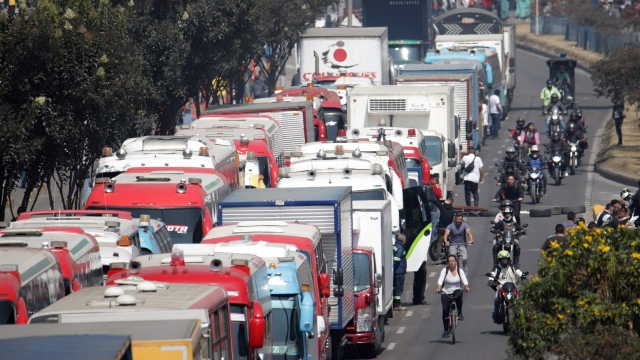 Truck drivers block a street in Bogota on September 4, 2024, to protest against the rise in the price of a subsidized gallon of diesel, which has risen by the equivalent of 46 cents on the dollar. (Photo by Andrea ARIZA / AFP)