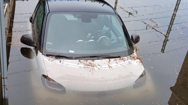 La pioggia abbondante caduta stamani ha causato seri problemi alla circolazione con diversi sottopassi allagati e chiusi prudenzialmente, così come anche danni ad alcune proprietà private a San Benedetto del Tronto (Ascoli Piceno),19 agosto 2024 . ANSA/Giuseppe Ercoli