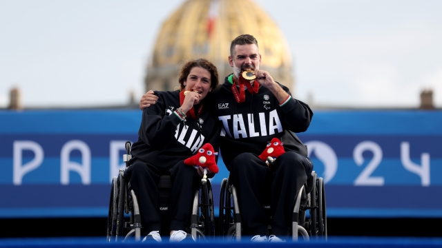 PARIS, FRANCE - SEPTEMBER 05: Gold medalists Stefano Travisani and Elisabetta Mijno of Team Italy celebrate winning after the Mixed Team Recurve Open Gold Medal Match on day eight of the Paris 2024 Summer Paralympic Games at Esplanade Des Invalides on September 05, 2024 in Paris, France. (Photo by Steph Chambers/Getty Images)