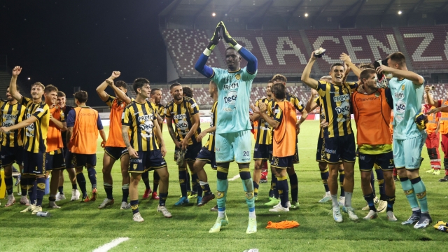 esultanza (Juve Stabia) a fine partita sotto la curva dei loro tifosi , durante la partita tra Juve Stabia e  Mantova del Campionato italiano di calcio Serie BKT 2024/2025 - Stadio Leonardo Garilli di Piacenza, Italia - 28 agosto 2024 - Sport (foto di Filippo Venezia LaPresse)