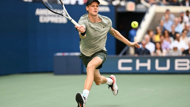 TOPSHOT - Italy's Jannik Sinner hits a return to Britain's Jack Draper during their men's semifinals match on day twelve of the US Open tennis tournament at the USTA Billie Jean King National Tennis Center in New York City, on September 6, 2024. (Photo by ANGELA WEISS / AFP)