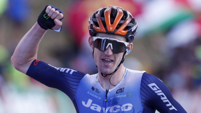 epa11591714 Irish rider Edward Dunbar of Team Jaycoâ??AlUla wins the 20th stage of the Vuelta a Espana cycling race over 172 km from Villarcayo to Picon Blanco, Spain, 07 September 2024.  EPA/JAVIER LIZON