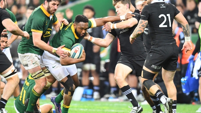 South Africa's centre, Lukhanyo Am (C), fights for the ball with New Zealand's centre Jordie Barrett (R) during the Rugby Championship Test match between South Africa and New Zealand at the Cape Town Stadium in Cape Town on September 7, 2024. (Photo by RODGER BOSCH / AFP)