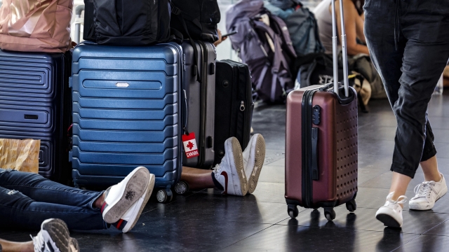 Passeggeri nella stazione Termini durante lo sciopero dei treni, Roma, 7 luglio 2024. ANSA/FABIO FRUSTACI