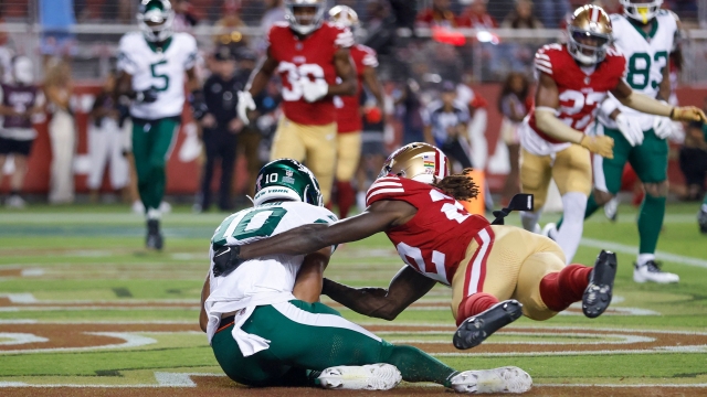 SANTA CLARA, CALIFORNIA - SEPTEMBER 09: Wide receiver Allen Lazard #10 of the New York Jets makes a touchdown catch against cornerback Isaac Yiadom #22 of the San Francisco 49ers during the fourth quarter at Levi's Stadium on September 09, 2024 in Santa Clara, California.   Lachlan Cunningham/Getty Images/AFP (Photo by Lachlan Cunningham / GETTY IMAGES NORTH AMERICA / Getty Images via AFP)