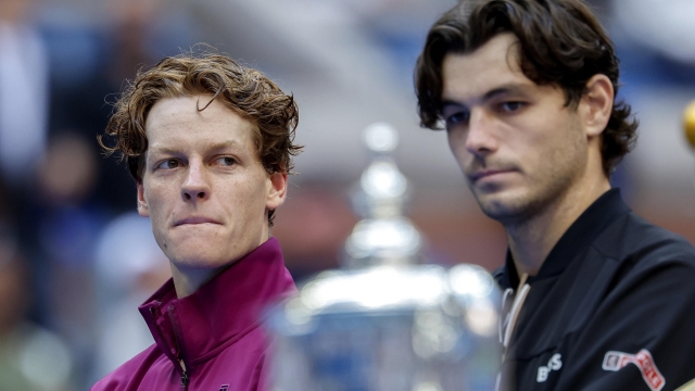 epa11593846 Jannik Sinner of Italy (L) waits to receive the US Open Championship Trophy after his victory against Taylor Fritz of the United States (R) during their men's final match of the US Open Tennis Championships at the USTA Billie Jean King National Tennis Center in Flushing Meadows, New York, USA, 08 September 2024.  EPA/JOHN G. MABANGLO