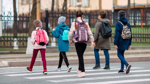 bambini attraversamento pedonale