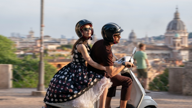 Lily Collins e Eugenio Franceschini di Emily in Paris 4