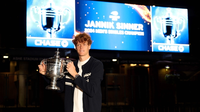 NEW YORK, NEW YORK - SEPTEMBER 08: Jannik Sinner of Italy poses for a photo with the winners trophy outside of Arthur Ashe Stadium after defeating Taylor Fritz of the United States to win the Men's Singles Final on Day Fourteen of the 2024 US Open at USTA Billie Jean King National Tennis Center on September 08, 2024 in the Flushing neighborhood of the Queens borough of New York City.   Jamie Squire/Getty Images/AFP (Photo by JAMIE SQUIRE / GETTY IMAGES NORTH AMERICA / Getty Images via AFP)