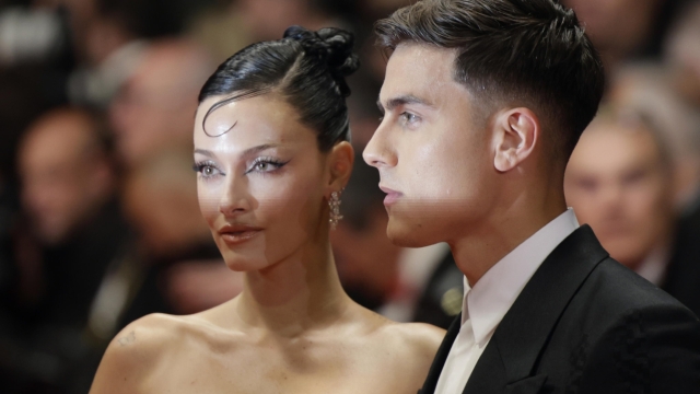 epa11356651 Paulo Dybala (R) and Oriana Sabatini attend the premiere of 'Les Linceuls' (The Shrouds) during the 77th annual Cannes Film Festival, in Cannes, France, 20 May 2024. The movie is presented in competition of the festival which runs from 14 to 25 May 2024.  EPA/GUILLAUME HORCAJUELO