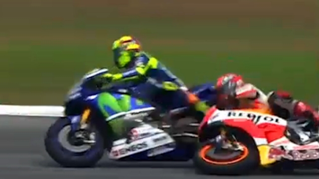 Un momento del duello tra Valentino Rossi e Marc Marquez (D) finito con la caduta dello spagnolo della Honda a Sepang il 25 ottobre 2015. ANSA/SKY SPORT ++ NO SALES, EDITORIAL USE ONLY ++