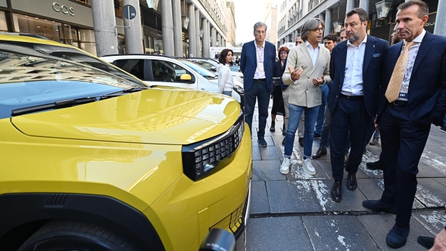 Matteo Salvini ministro dei trasporti e Andrea Levy presidente salone auto torino (C) durante la prima edizione del Salone auto Torino presso le vie del centro di Torino, 13 settembre 2024 ANSA/ALESSANDRO DI MARCO