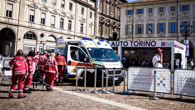 L'incidente a Torino, durante il Salone dell'Auto. Una vettura da rally, una Lancia Delta, per cause ancora da accertare, ha perso il controllo ed è finita sulla folla che stava dietro le transenne di piazza San Carlo, all'altezza di via San Teresa, nel centro del capoluogo piemontese. Quindici le persone ferite, 15 settembre 2024 ANSA / Tino Romano --- The accident in Turin, during the Salone Auto. A rally car, a Lancia Delta, for reasons yet to be ascertained, lost control and ended up in the crowd behind the barriers in Piazza San Carlo, near Via San Teresa, in the center of the city. Fifteen people injured, 15 September 2024 ANSA / Tino Romano