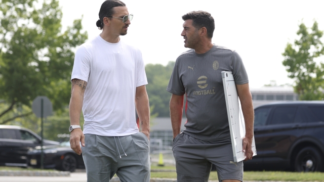 BASKING RIDGE, NEW JERSEY - JULY 29: Zlatan Ibrahimovic (L) AC Milan Senior Advisor speaks with Paulo Fonseca (R) Head coach of AC Milan during an AC Milan Training Session at Pingry School on July 29, 2024 in Basking Ridge, New Jersey.  (Photo by Giuseppe Cottini/AC Milan via Getty Images)